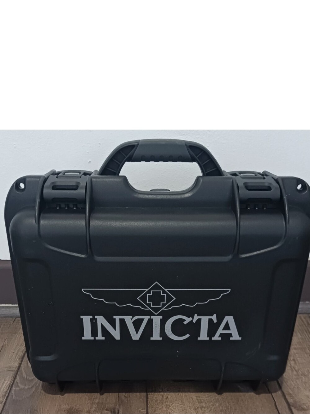 Invicta 8 Slot Watch Case.